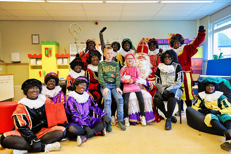 Aankomst van de Sint en zijn Zwarte Pieten in Waarder_134